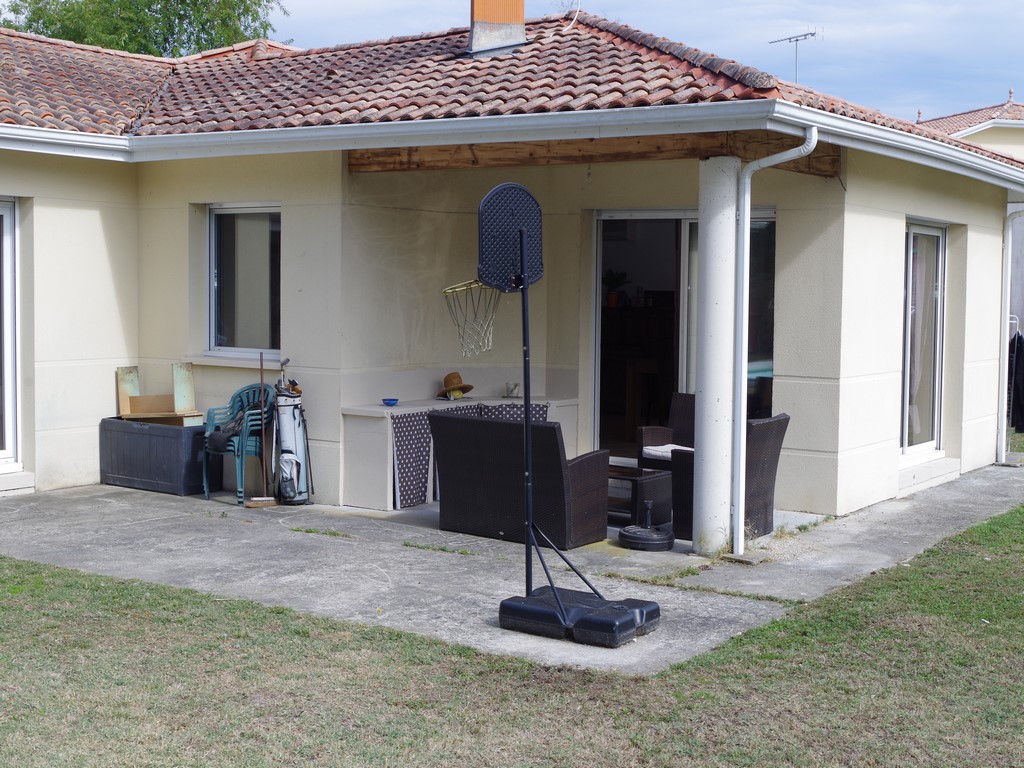 Maison récente, 137m², 3 chambres sur 1051m² avec piscine sur CESTAS